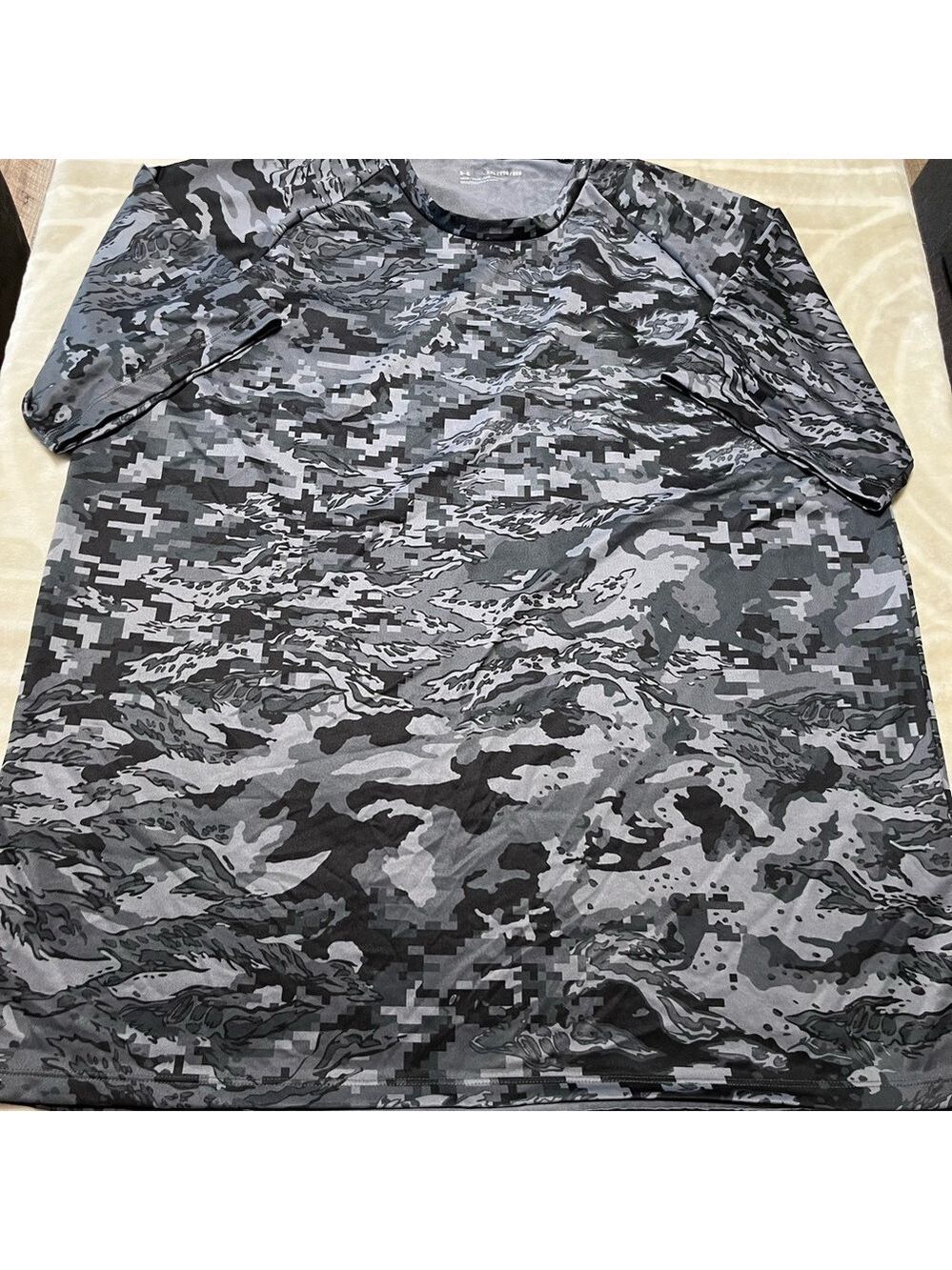 Under Armour XXL Men's Camouflage Shirt - Gray